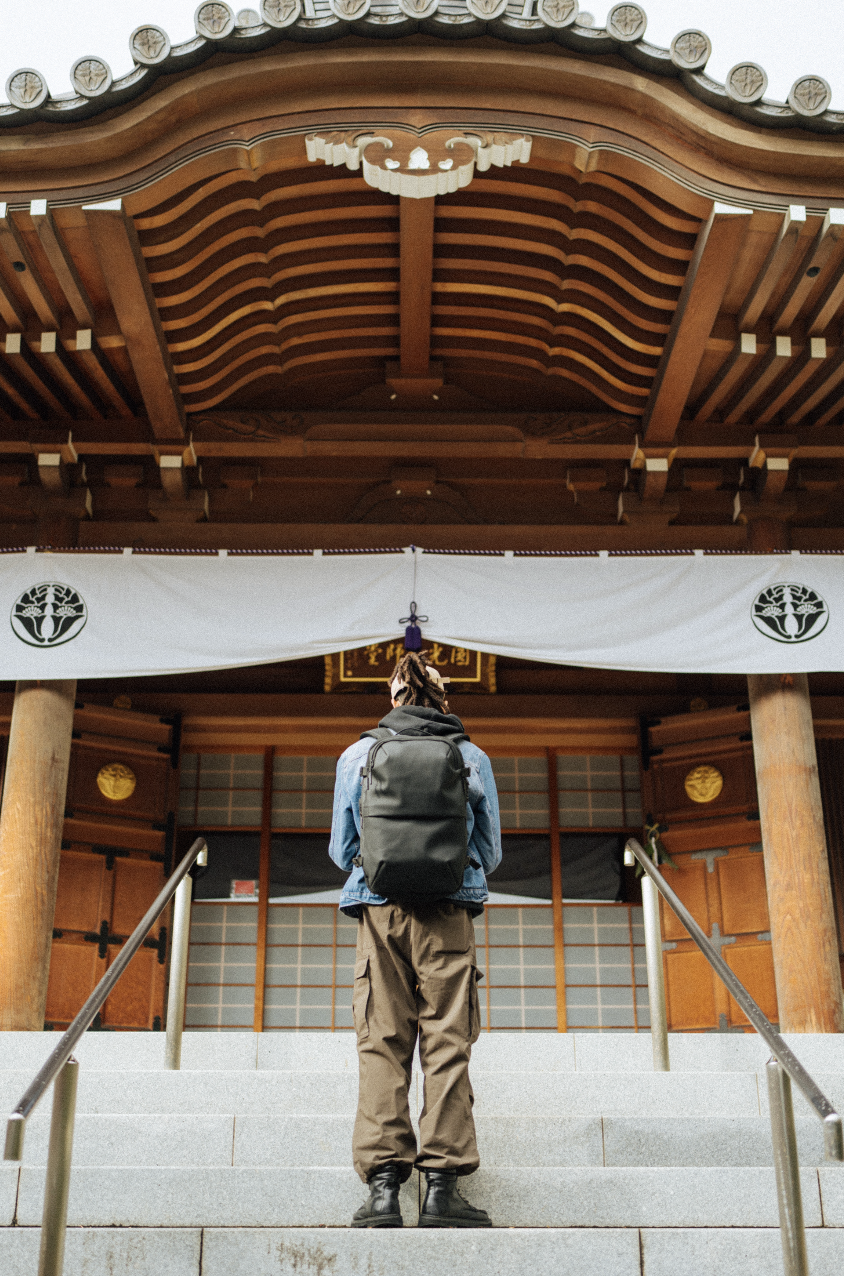 Aero - 60L Vortex Vacuum-Seal Travel Backpack